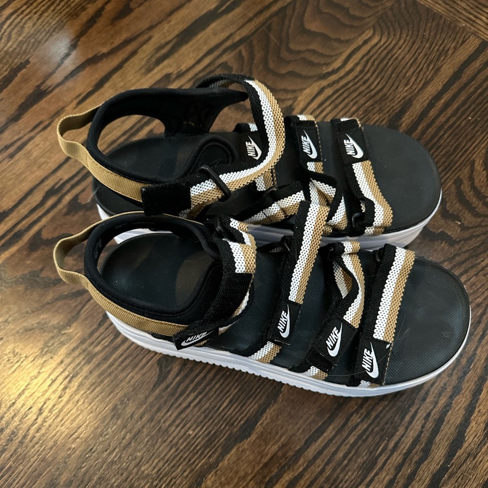 Nike flat form sandals